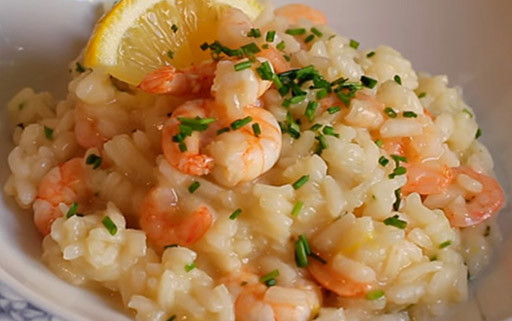 Este risoto de camarão com limão siciliano vai conquistar todo mundo à mesa